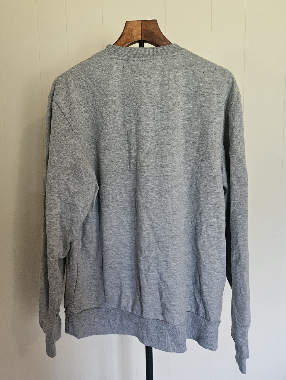 Disney Gray Crewneck Sweatshirt with Mickey & Pluto Holiday Graphic Size Large - Picture 4 of 6